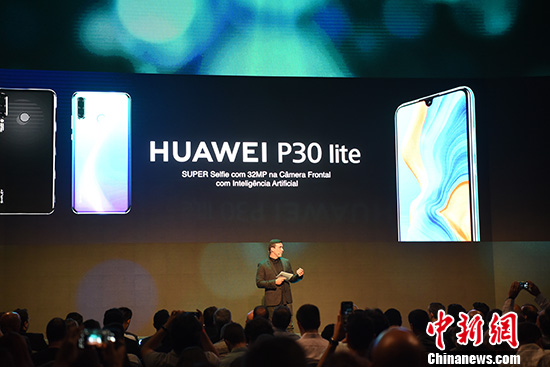 图为发布会播放HUAWEI P30 lite(精简版)高端手机视频介绍。 /p中新社记者 莫成雄 摄