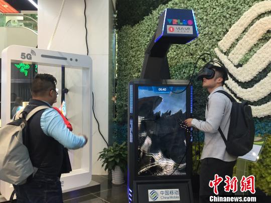市民体验5G　郑莹莹 摄