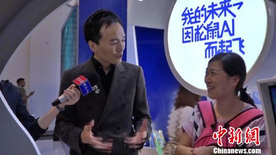 从业者向家长介绍人工智能自适应学习引擎。作者 徐明睿