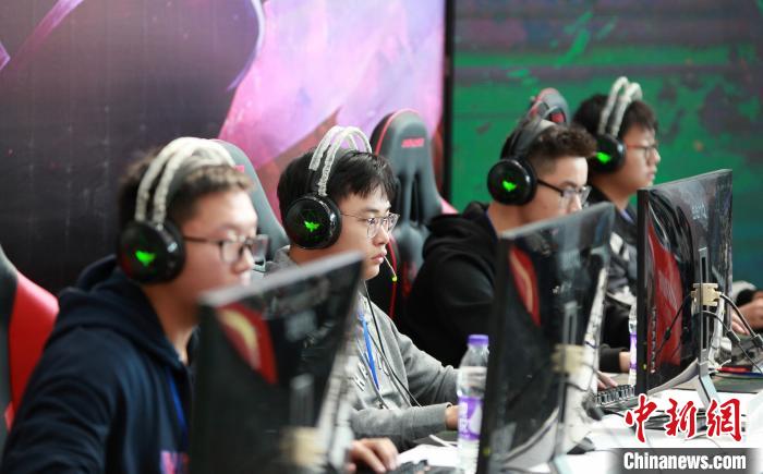图为参加电子竞技赛的选手在进行比拼。　孟德龙 摄